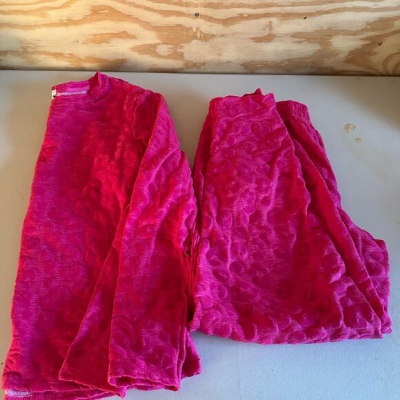 Crown & Ivy 2 Piece Vibrant Pink Textured Top and Jogger Set - Picture 1 of 4